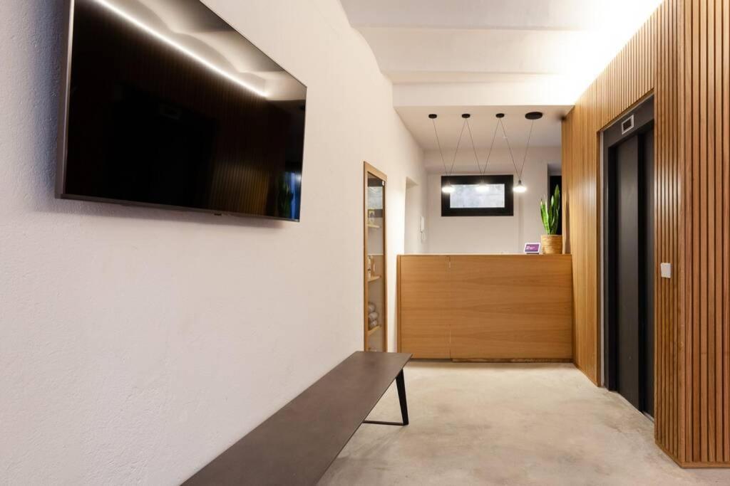 Velo Vern 1 Beautiful New Apartment 2 Bed Ensuite 지로나 외부 사진